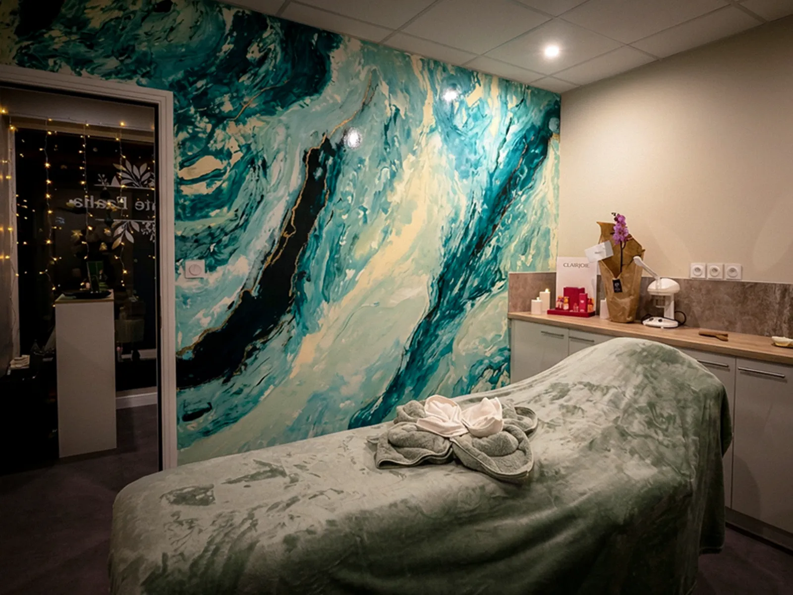 Stucco marbré turquoise et feuilles d'or réalisé par Fédrigo Peinture, institut de beauté à Tonneins (47)