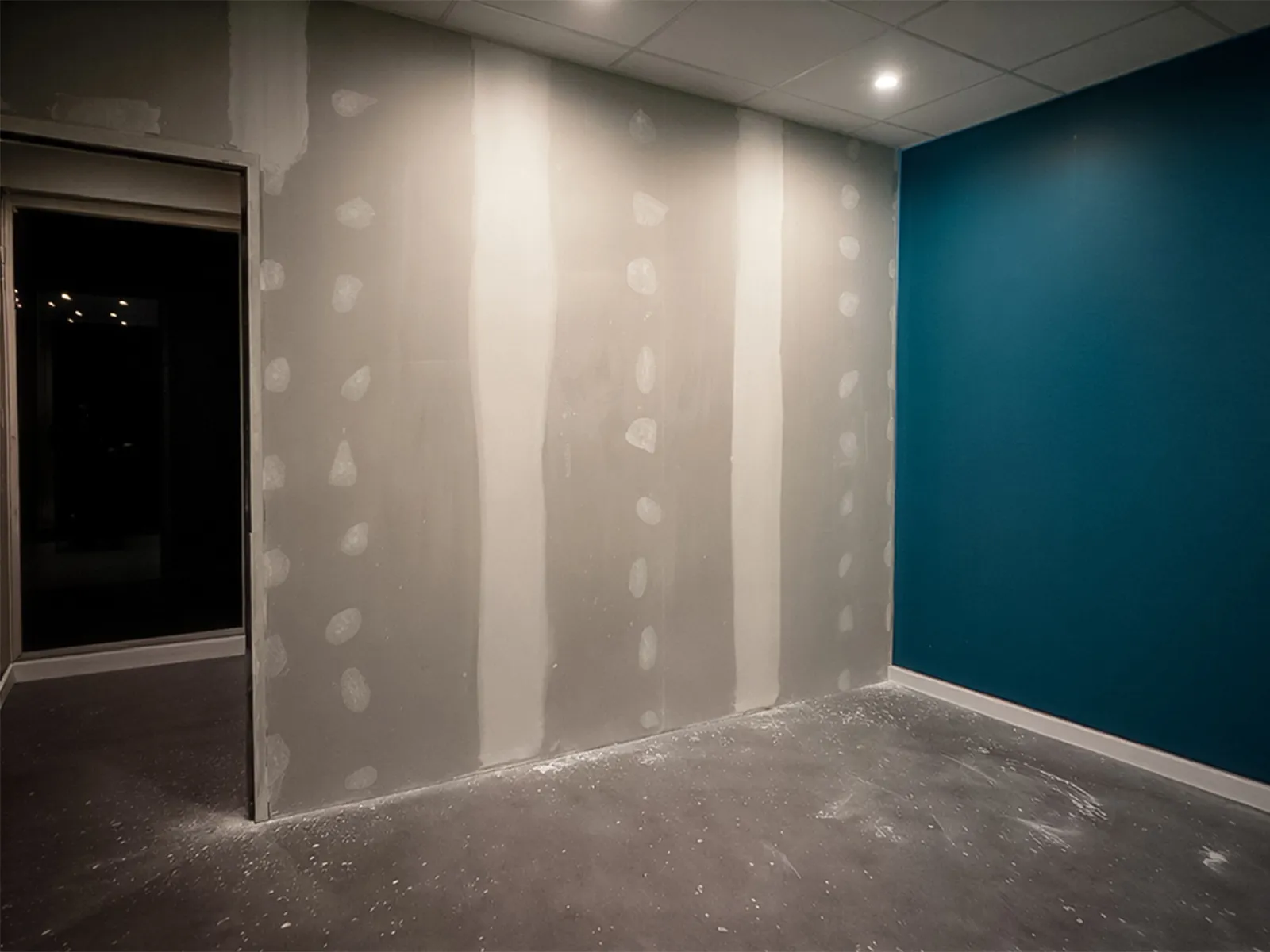 Mur brut en placo avant travaux de stucco décoratif, institut de beauté à Tonneins (47)