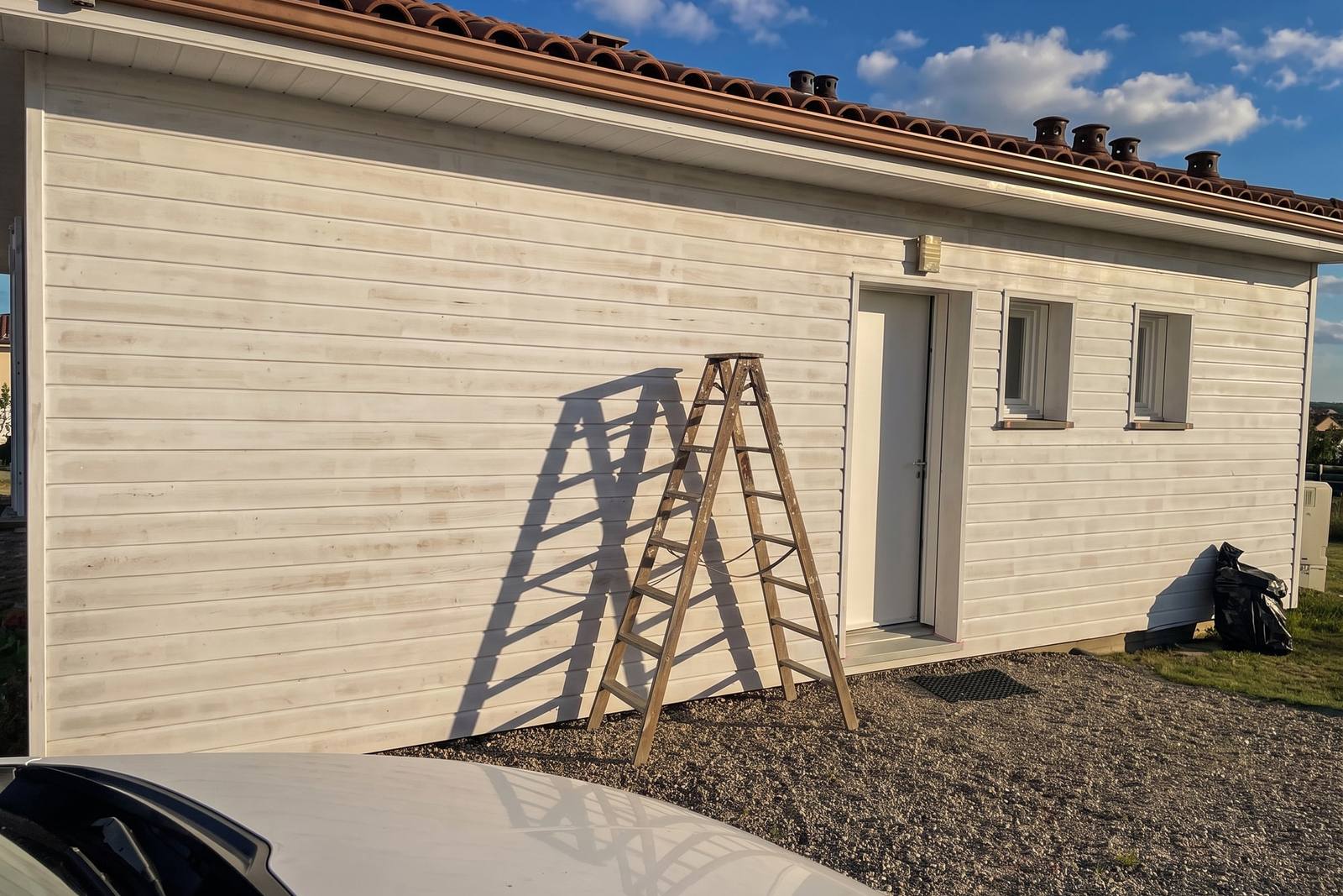 Première couche d’impression Unikalo Unistop Bois Evo Prim sur le bardage bois dégrisé