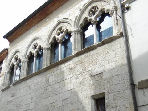 Façade de la Maison du Sénéchal à Agen, demeure médiévale du XIVe siècle aux baies géminées