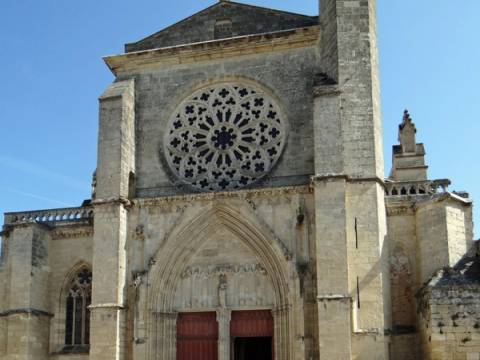Façade occidentale de l'église Notre-Dame de Marmande, édifice gothique méridional à clocher-mur en pierre
