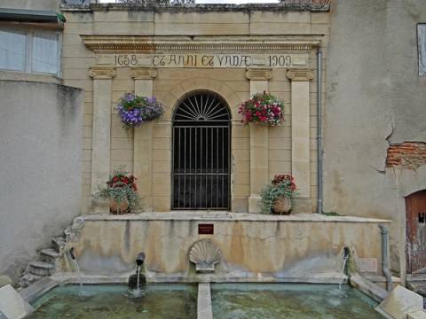 Font’Grand, fontaine publique de Clairac rue Gambetta, portant la date de 1636 et sa réfection de 1909