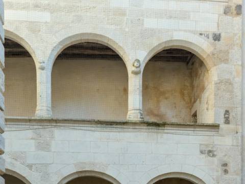 Maison des Conférences à Nérac, lieu de signature du Traité de Nérac en 1579, façade sur cour visible depuis la rue