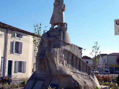 Monument aux morts de Casteljaloux, œuvre du sculpteur Daniel Bacqué (1922)