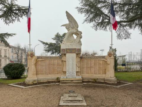 Monument aux morts de Marmande de 1922, œuvre du sculpteur Raoul Lamourdedieu, place du 11-Novembre
