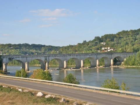 Pont-canal d'Agen franchissant la Garonne, ouvrage de pierre du canal latéral à la Garonne